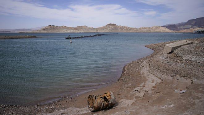 Xác người được phát hiện nhét trong chiếc thùng khi nước hồ Mead xuống thấp. Ảnh: USA Today