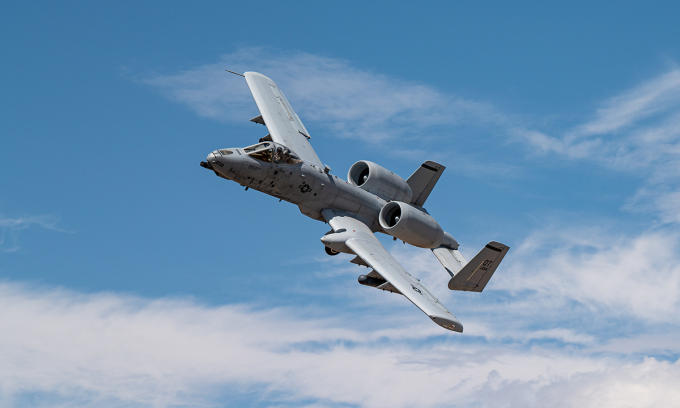 Cường kích A-10 bay trên Thao trường Huấn luyện và Thử nghiệm Nevada, Mỹ tháng 9/2021. Ảnh: USAF.