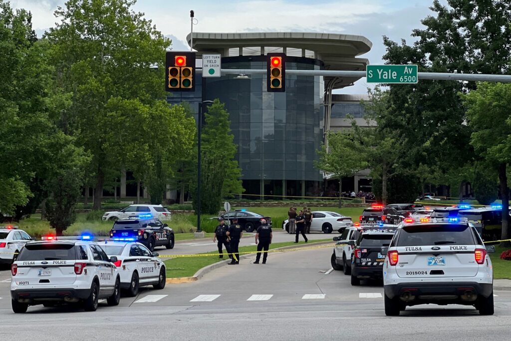 Hiện trường vụ xả súng tại khu bệnh viện St.Francis ở thành phố Tulsa thuộc bang Oklahoma ngày 1.6. REUTERS