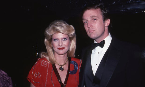 Bà Ivana Trump chụp ảnh cùng chồng Donald Trump tại New York năm 1982 - Ảnh Guardian