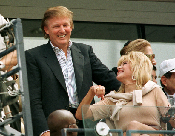 Ông Donald Trump nói chuyện với vợ cũ Ivana Trump năm 1997, vài năm sau khi ly hôn - Ảnh REUTERS