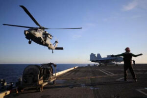 Hải quân Mỹ gặp sự cố hy hữu: Trực thăng đánh rơi 5 tên lửa xuống biển