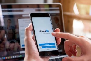 Linkedin 2025: 5 Bí Kíp Tối Ưu Hồ Sơ Cho Người Lao Động Di Dân Tại Mỹ