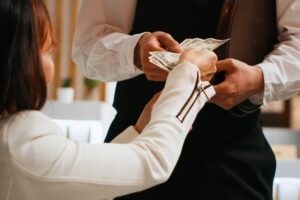 Nghệ Thuật Nhận Tip Nhiều: Không Chỉ Là Chào Hỏi, Mà Là Tâm Lý!